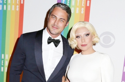 Super Berani, Lady GaGa dan Tunangan Pose Panas di Majalah V