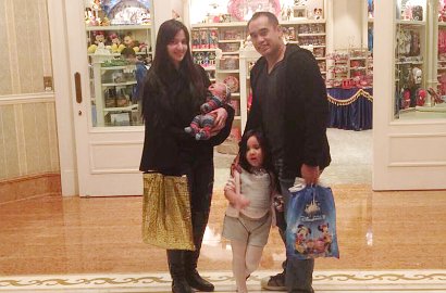 Baru Usia 2 Bulan, Anak Kedua Nia Ramadhani Sudah Liburan di Hong Kong