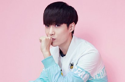 Fans Khawatir Lihat Foto Lay EXO Duduk di Kursi Roda di Rumah Sakit, Beneran?