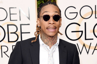 Bukan Pacar, Wiz Khalifa Cium Wanita Ini di Acara Golden Globe Awards 2016