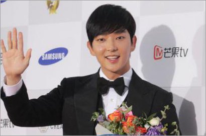 Serunya Selfie Lee Jun Ki di Pembacaan Naskah 'Scarlet Heart Ryeo'