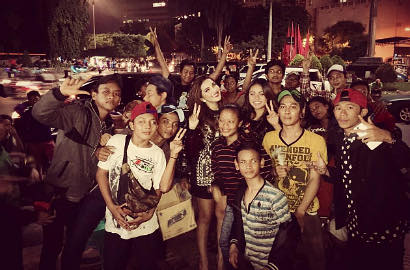 Merakyat, Ashanty dan Aurel Hermansyah Foto Bareng Pengamen