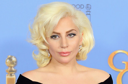Kocak, Leonardo DiCaprio Terkejut Saat Disenggol Lady Gaga di Golden Globe Awards