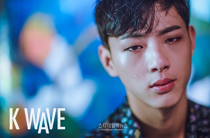 Bukan Lagi Siswa Sekolah, Ji Soo Tampil Dewasa dan Dramatis di Pemotretan Majalah