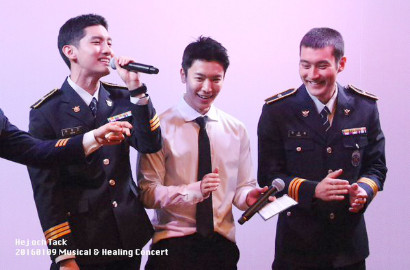 Gantengnya Donghae, Siwon dan Changmin Saat Nyanyi Bareng di Konser Militer