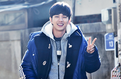 Yoo Seung Ho Pose Imut Bareng Jun Kwang Ryul di Lokasi Syuting 'Remember'