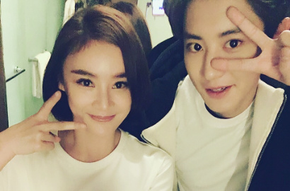 Pakai Tuksedo, Chanyeol EXO Bergandeng Mesra di 'So I Married My Anti-Fan'