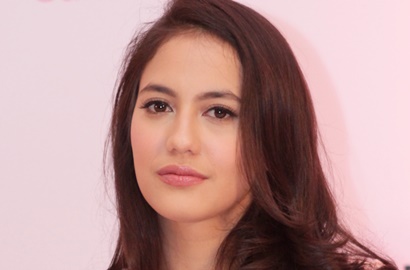 Demi Hemat Uang, Intip Gaya Modis Pevita Pearce Saat Naik TransJakarta
