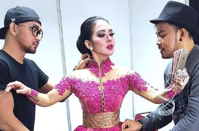 Ini Alasan Syahrini Tampil Berkebaya Pink 'Manja' di HUT Indosiar