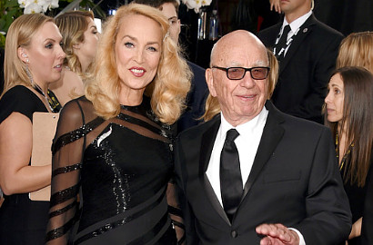 Mantan Istri Mick Jagger, Jerry Hall Resmi Tunangan dengan Raja Media Dunia