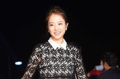 Penuh Aegyo, Park Bo Young Goda Fans Tampil Imut di Iklan Minuman Soju