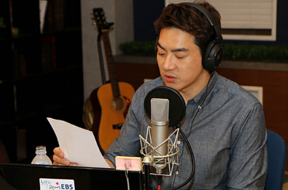 Setelah Akting dan Asuh Triplet, Song Il Gook Narasikan Novel Sastra Korea