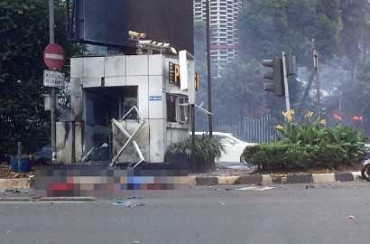 Panik Ledakan Bom di Sarinah, Warga Ini Malah Asyik Foto Selfie