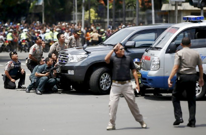Amankan Bom Sarinah, Inikah Identitas Polisi Ganteng yang Bikin Salah Fokus?