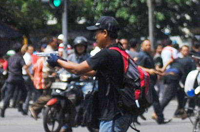 Dekat dengan Terduga Pelaku Teroris di Sarinah, Pria Ini Berjalan Santai
