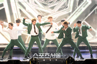 EXO Ajak Fans Nyanyi 'Call Me Baby' Bareng, Chanyeol Pamer Rap di SMA 2016