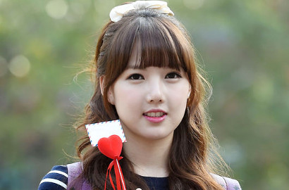 Gara-Gara Angin Kencang, Dalaman Rok Yerin G-Friend Terekspos Saat Tampil