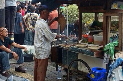 Ramai Foto Tukang Sate Tak Takut Bom, Netter: Satpol PP Lebih Serem