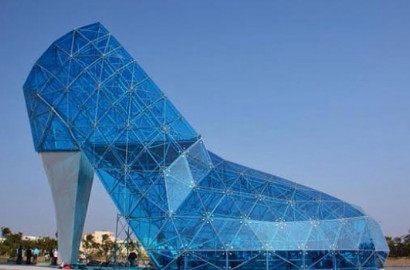 Unik, Seorang Arsitektur Bangun Gereja Berbentuk Sepatu Kaca Cinderella