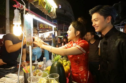 Kencan di Pasar, Sungjae Salah Fokus ke Kostum Seksi Joy di 'We Got Married'