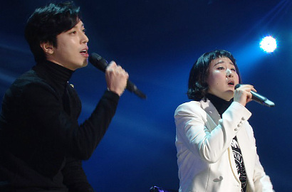 Yong Hwa-Sunwoo Jungah Hadirkan Sisi Berbeda di MV 'Hello' dan 'Fireworks'