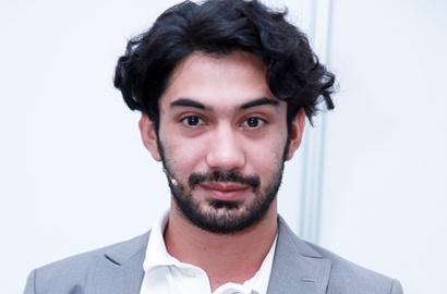 Kece Habis, Begini Penampilan Reza Rahadian di Poster Film 'Rudy Habibie'