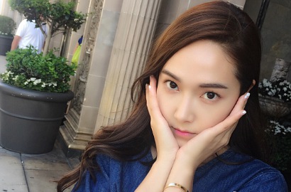 Tampil Cantik Kunjungi Singapura, Jessica Jung Tersipu Dikerubungi Kamera