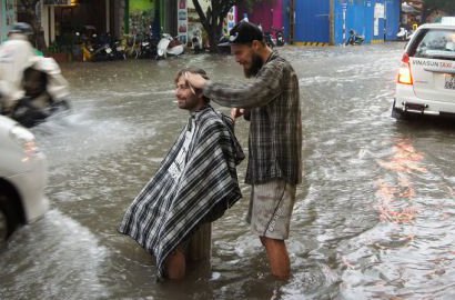 Paralayang Hingga Laut, Pria Ini Memotong Rambut di Tempat Tak Lazim