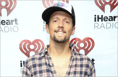Terlibat Kecelakaan Mobil, Jason Mraz Alami Cedera Leher