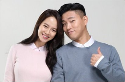 Sembuh dari Nyeri Pinggang, Song Ji Hyo Langsung Gendong Gary di Iklan Baru