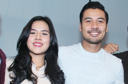Pakai Efek Vintage, Raisa-Chico Jericho Mesra di Poster 'Terjebak Nostalgia'