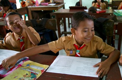 Parah, Ada Jajanan Anak SD Berhadiah Mainan Serupa Kondom