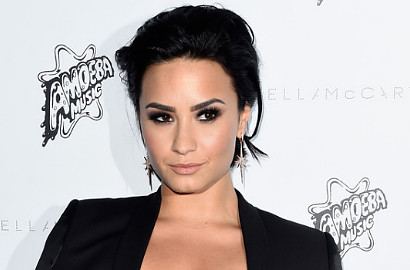 Nyanyikan 'Confident', Demi Lovato Meriahkan Acara Kampanye Hillary Clinton