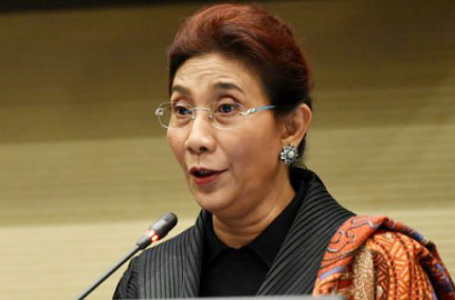 Menteri Susi Pingsan Saat Jenazah Anaknya Panji Hilmansyah Dimakamkan