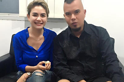 Makin Lengket, Nikita Mirzani Bersandar Mesra ke Ahmad Dhani di Foto Ini