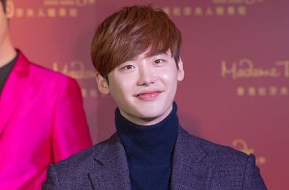 Lee Jong Suk Pose Bareng Patung  Lilinnya di Madame Tussauds, Sudah Mirip?