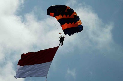 Kasihan, Penerjun Payung Ini Mendadak Tersangkut di Atap Stadion GBK