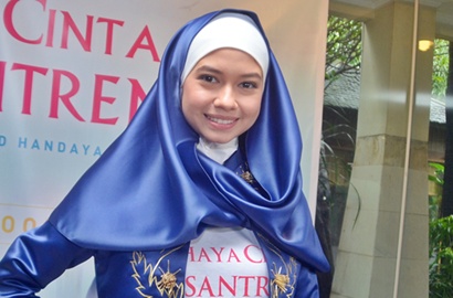 Bakal Main Film 'Cahaya Cinta Pesantren', Yuki Kato Menangis