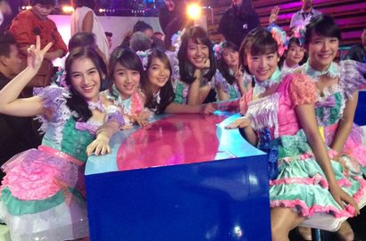 JKT48 Wakili AKB48 Terima Penghargaan Bintang Tamu Terdahsyat
