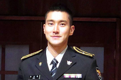 Intip Seriusnya Siwon SuJu Pose Bareng Maskot Kepolisian yang Imut