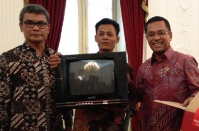 Tak Hanya Kagum dengan TV Rakitan Kusrin, Presiden Jokowi Juga Berikan Modal