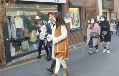 Song Ji Hyo Romantis Genggam Tangan Bolin Chen di 'We Got Married'