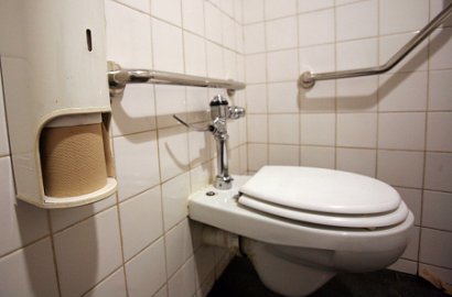 Tak Terima Toilet Mall Berbayar, Pria Ini Suruh Anaknya Kencing Sembarangan