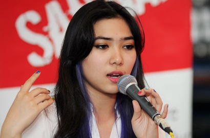 Netter Heboh Komentari Pose Khas Isyana Sarasvati Saat Foto