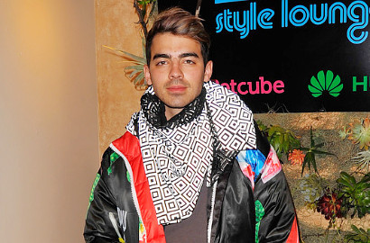 Pakai Jaket Bergambar Pete dan Mangkok Ayam Jago, Joe Jonas Cinta Indonesia?