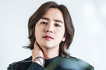 Pose Topless di Atas Kasur, Fans Salah Fokus Sama 'Cincin Nikah' Jang Geun-suk