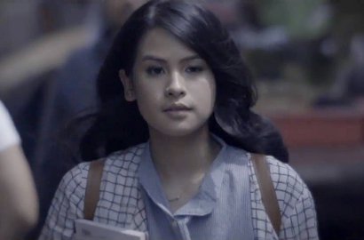 Maudy Ayunda Desak-Desakan Naik Kereta di MV 'Jakarta Ramai'