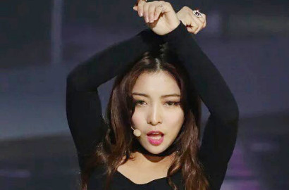 Luna f(x) Bocorkan Suasana Latihan Konser 'Dimension 4' di Instagram