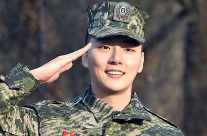 Disambut Fans, Yoon Shi Yoon Sudah Rampungkan Tugas Wajib Militer