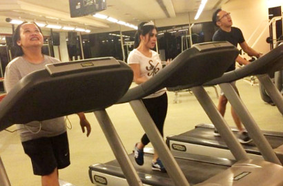 Olahraga di Atas Treadmill, Syahrini Tetap Pede Pakai Mahkota